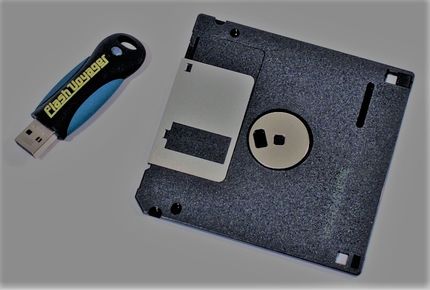 Levrerans skedde på diskett. Något USB-minne fanns inte då.