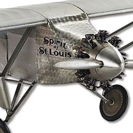 En kopia av Spirit of St Louis hängde i taket på flygplatsen.
