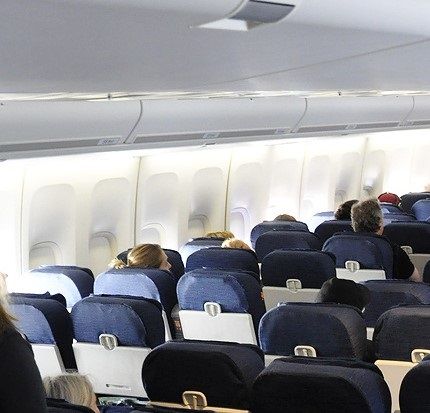 Han satt i Economy Class. Jag bjöd på whiskey. Även hans granne fick.