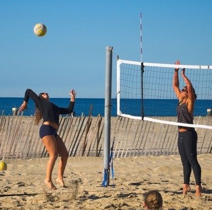 Beachvolley var populärt på stranden. Nu var badarna lätträknade.