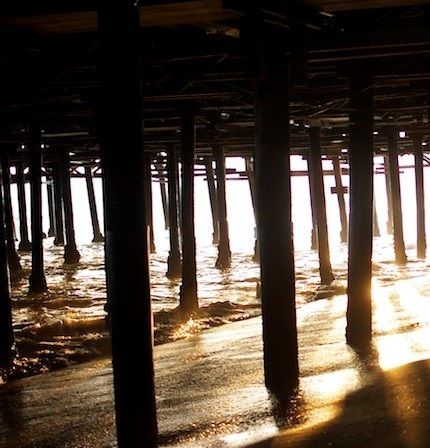 Under Santa Monica Pier stötte vi på uteliggarna i strandkanten.