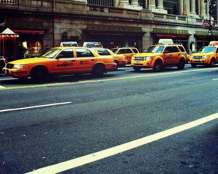 De gula taxibilarna glodde medlidsamt på oss.