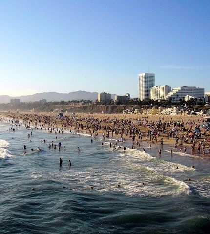 På andrasidan Ocean Avenue ligger Santa Monica Beach.