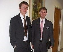 De herrarna är utbildade på mormornernas Missionary Training Center.