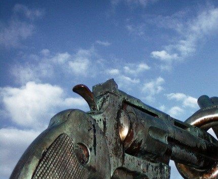 Vakterna var beväpnade med var sin revolver, typ Magnum.