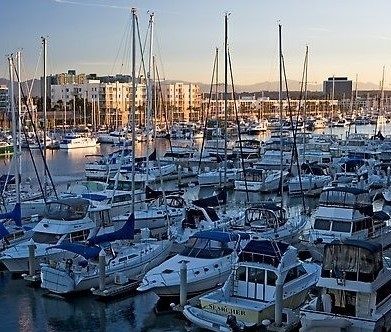 Marina del Rai med massor av segelbåtar.