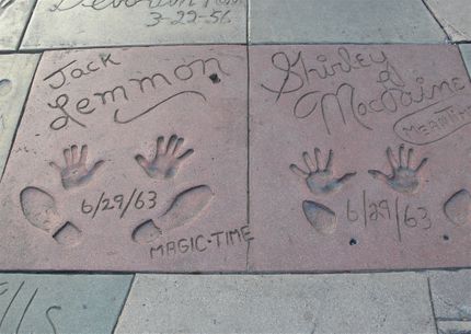 Filmstjärnors hand- och fotavtryck utanför Chinese Theatre.