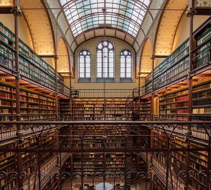 Biblioteket var mycket omfattande. Bilden visar inte hela sanningen.