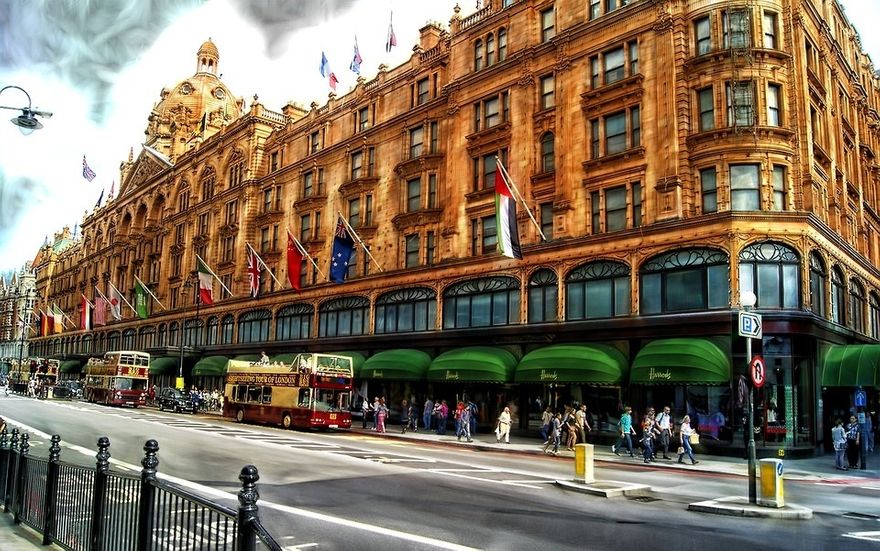 Harrods var som en dröm för henne. Man skulle säkert kunna spendera veckor där. Där fanns ju allt, och lite till.