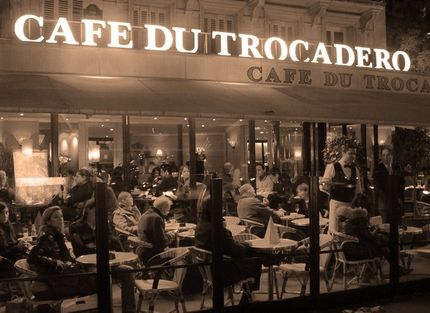 Place du Trocadero. Några stenkast från Eiffeltornet.