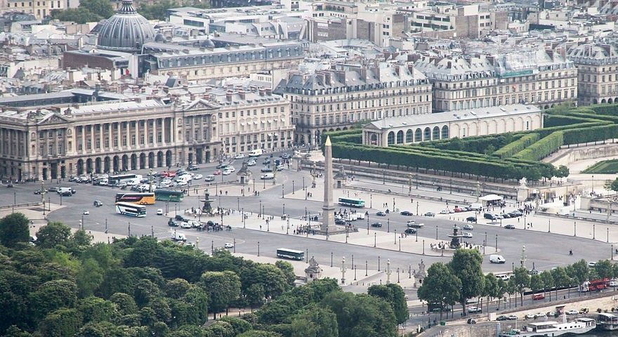 Place de la Concorde i ena änden av Champs Elysees.