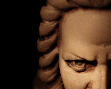 Bakgrundsmusiken stod tidstypiska kompositörer för. Här Bach..