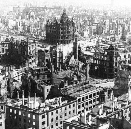 Det lär ha varit en vacker stad innan den bombades sönder helt.