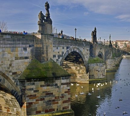 Moldau delar stan och rinner under den berömda Karlsbron.