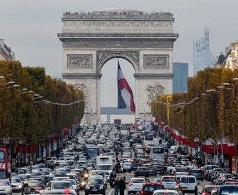 På Champs Élysées började det hetta till ordentligt.