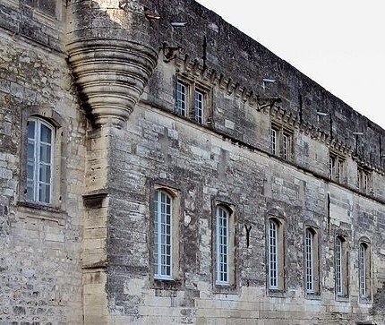Musée Réttu fanns i en gammal byggnad i strandkanten av Rhone.