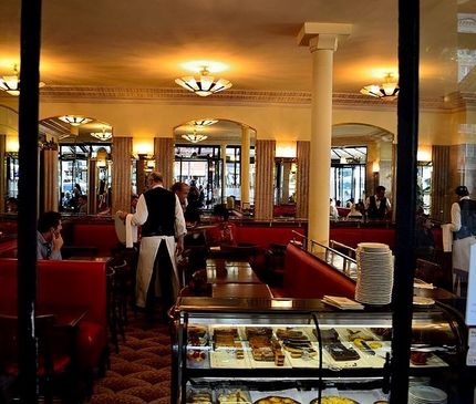 Café de Flore ett av Hemingways favoritcaféer på 1920-talet. Här har man inrett med röd skinnklädsel.
