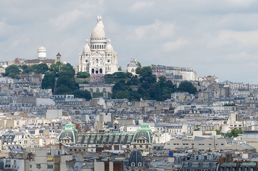 Montmartre, på höjden i utkanten av Paris, med den vita kyrkan Sacré-Coeur. Härifrån är utsikten över Paris fantastisk.