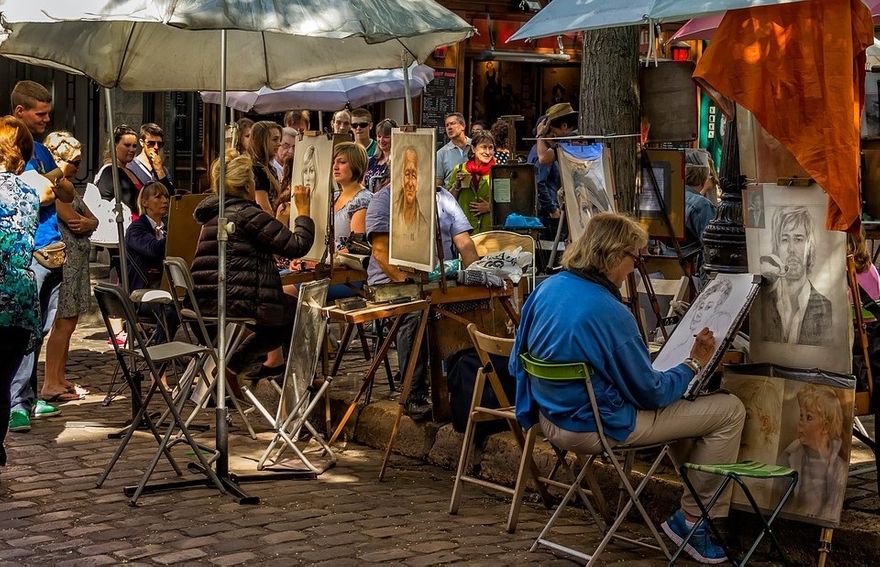 Place de Tetre. En given plats för turisten. Visst säljs det skräp här. Men det finns också många duktiga konstnärer, som inte alltid ska ignoreras. Att porträttera besökare kan var deras enda levebröd.