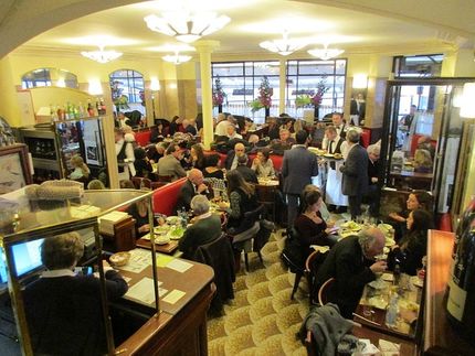 Café de Flore. Här serverades det mest kaffe med smaskiga bakverk.