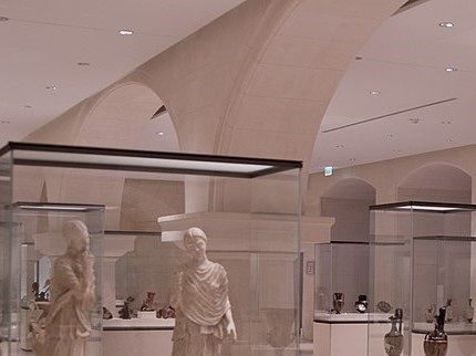 Museet innehåller många skulpturer och andra konstföremål. Här från 