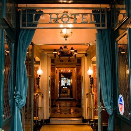 L’Hotel (tidigare Hotel D’Alsace). Numera ett femstjärnigt lyxhotell.