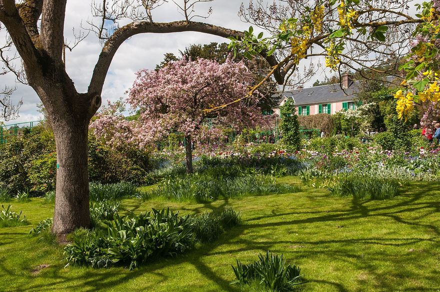 Foundation Monet in Giverny. Här får du själv uppleva den trädgård han målade i på senare år. Han kallade den för sin aletjé. Du kan också få titta in i det hus han bodde.