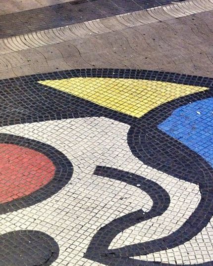 En mosaik på Barcelonas mest kända gata där också det mesta hände. 