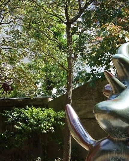 Miró tillägnade sin bortgågne vän Robert Desnos en staty. 