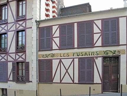 Rue Tourlaque kallas ibland för den hemliga konstnärsgatan.