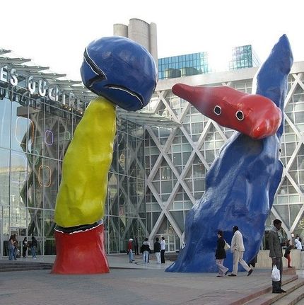 Monumentalstatyn på Esplanade de la Défense i Paris.