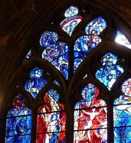 Fönsterglasmålning på nära håll i Metz katedral.