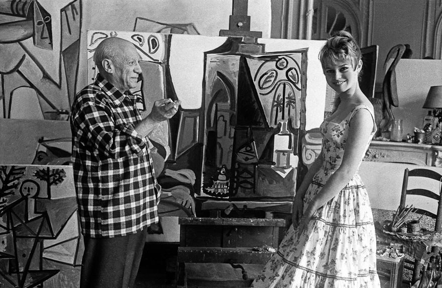 En mycket belåten Picasso fick oväntat besök av den unga filmstjärnan och senare sexsymbolen Brigitte Bardot i samband med filmfestivalen i Cannes.