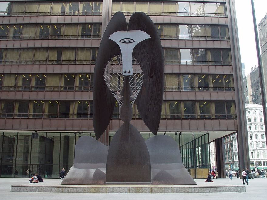 Picasso-statyn i Chicago (The Picasso) står mäktig på Dalay Plaza. Den 15,2 meter höga stålstatyn är gjord efter en modell och skisser av Picasso, som finns att beskåda på Art Institute of Chigago.