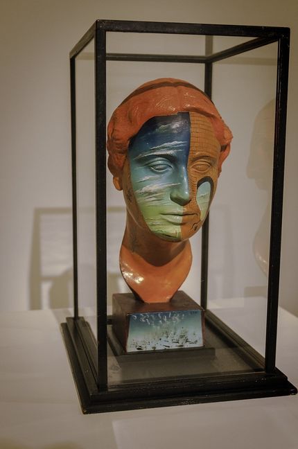 Portätt av Joella Levy (1933). Den här skapelsen är lär Dalí ha gjort på sitt hotellrum i New York. Ursprunget är en ofärgad byst av Man Ray.
