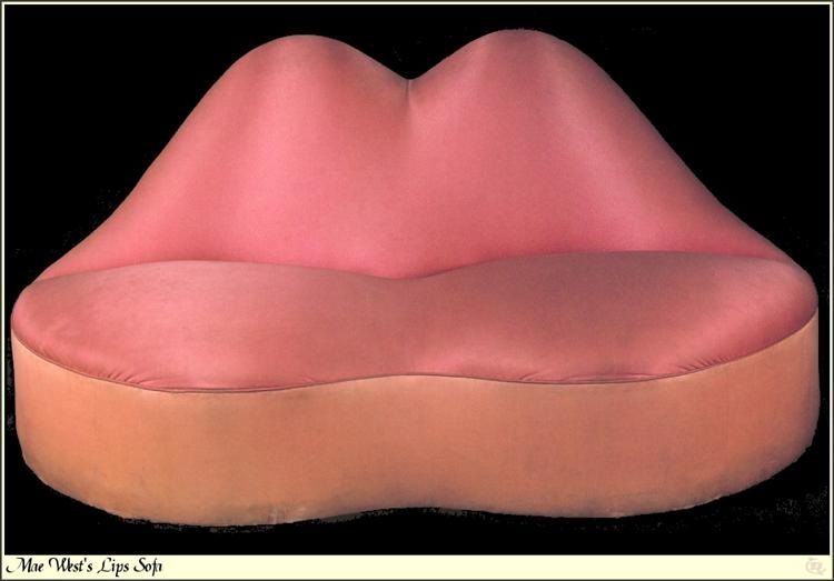 I Schiaparellis skyltfönster kunde man bland annat se den här soffan, som designats av teamet Dalí - Edward James efter ett tidigare porträtt som Dalí gjort av filmstjärnan Mae West. Förutom soffan medverkade en stor uppstoppad chockrosa björn med de karaktäristiska lådorna på magen.