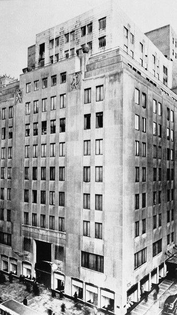Bonwit Teller Building, med varuhuset i gatuplan på 5th Avenue, har nu ersatts av Trump Tower.