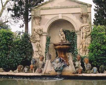 Castell de Púbol - brunnen med alla Wagner-huvuden.