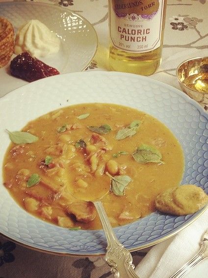 En klassiker - Ärtsoppa med fläsklägg och varm punch och sedan pannkakor med hallonsylt och vispad grädde.