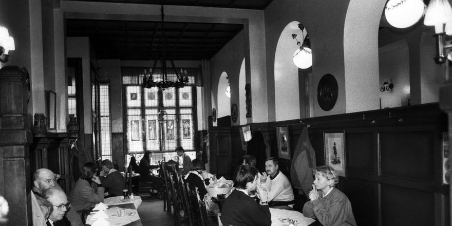 Restaurang Weise var under många år en konstnärs- och författarkrog, och hit kom bland andra Nils Ferlin, X:et Erixson och Fritiof Nilsson Piraten. Rester av den stora fris 