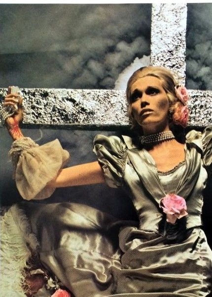 Dalís musa Amanda Lear uppträde på flera sidor i Dalís speciella nummer av Vouge.