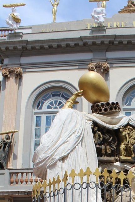 Inga surrealistiska happenings rapporterades från invigningen. Det fanns väl desto mer av sådant inne i museet. Den inhägnade statyn är en hyllning till de katalanska filosoferna Francesc Pujols och Ramom Llull.
