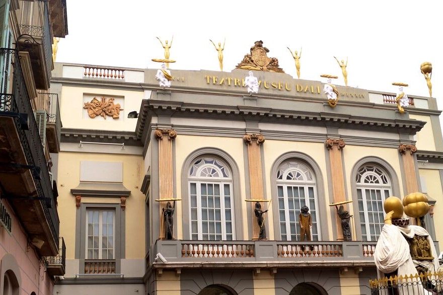 Redan utanför museet finns en del intressant. På balkongen står jungfrur med de typiska Dalí-attributen bröd och kryckor. I mitten står en dykare som dels symboliserar Dalis djupdykningar i det undermedvetna, dels han spektakulära framträdande i London då han höll på att kvävas.