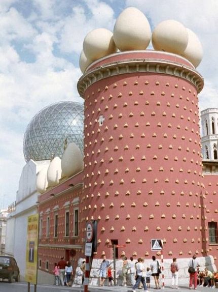 La Torre Galatea. Här kände Dali sig hemma, mitt i sitt eget livsverk.
