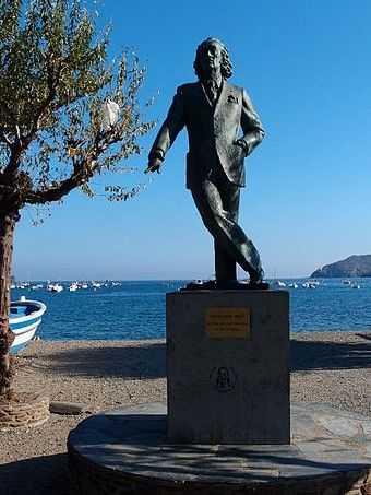 Salvador Dalí står staty på stranden i Cadaqués.
