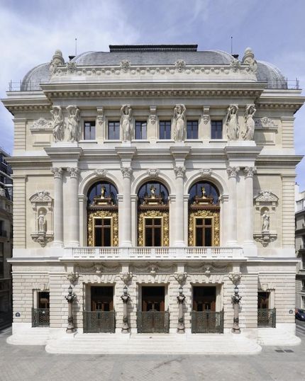 Matisse och Vassaux var också ofta på Opéra-Comique inte långt från L'Opéra Garnier. Dit kunde man gå gratis, för att från översta raden dela ut beställda applåder vid premiärerna.