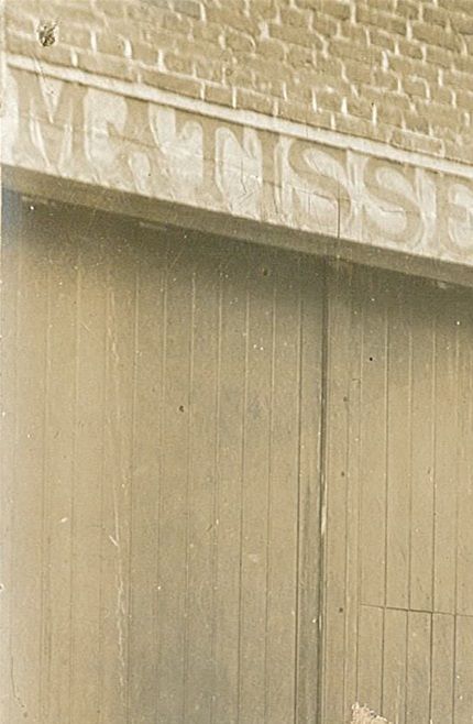 Familjen Matisse samlad utanför spannmålshandeln. Henri Matisse jämte fadern (en grannpojke har smugit sig in bilden).