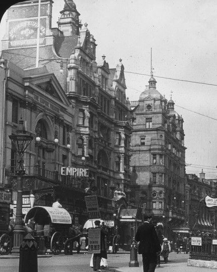 Leicester Square vid sekelskiftet.