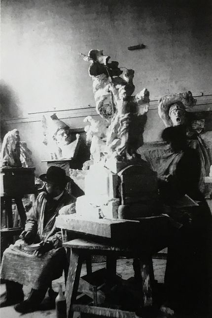 Matisse i arbete med en gipsmodell för Bourdelles monument 