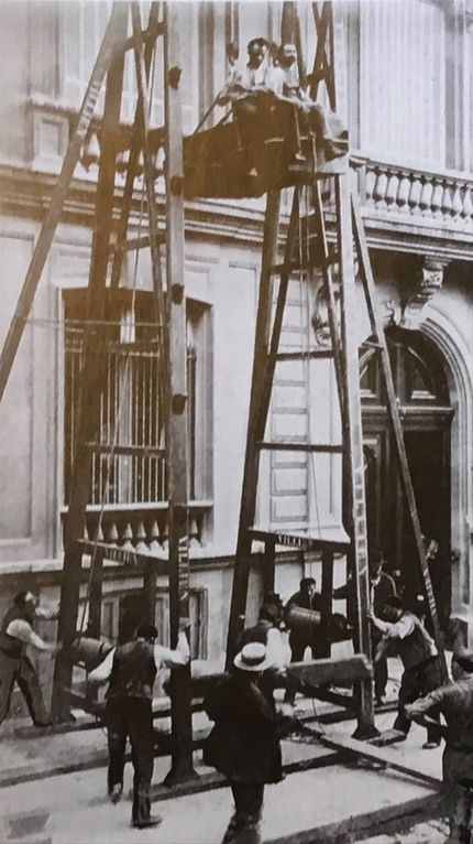 Humberts kassaskåp firas ner från parets palatsliknade residens på Avenue de la Grand Armée inför tiotusentals nyfikna åskådare.